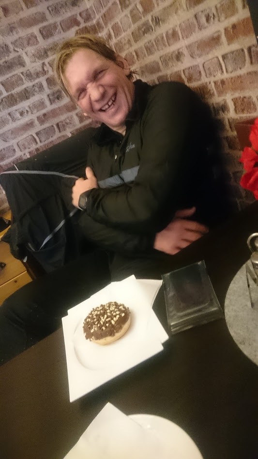 Silvestertour. Karsten freut sich auf sein Energie-Riegel.