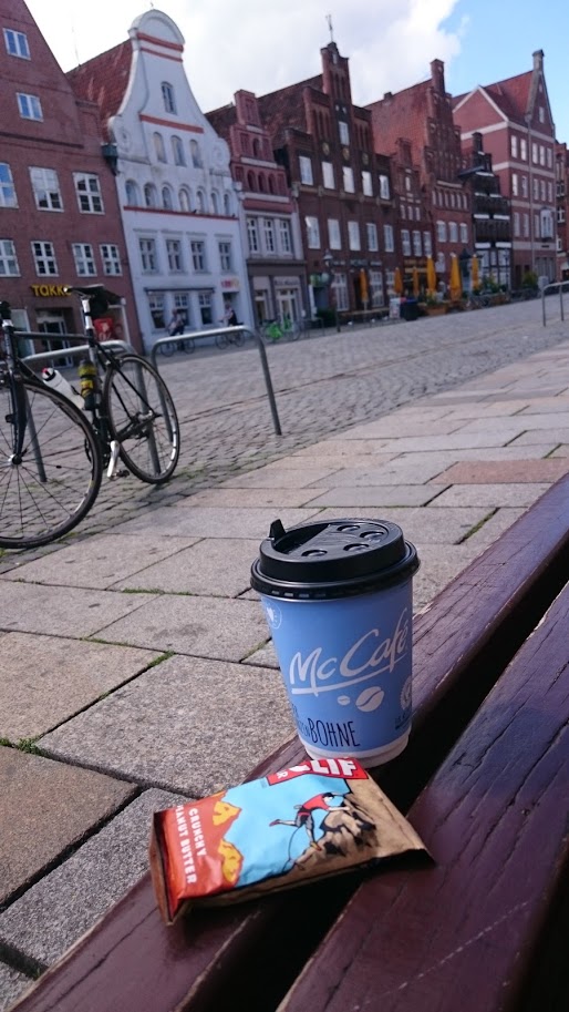 Stilvolle Kaffeepause in der historischen Altstadt von Lüneburg.