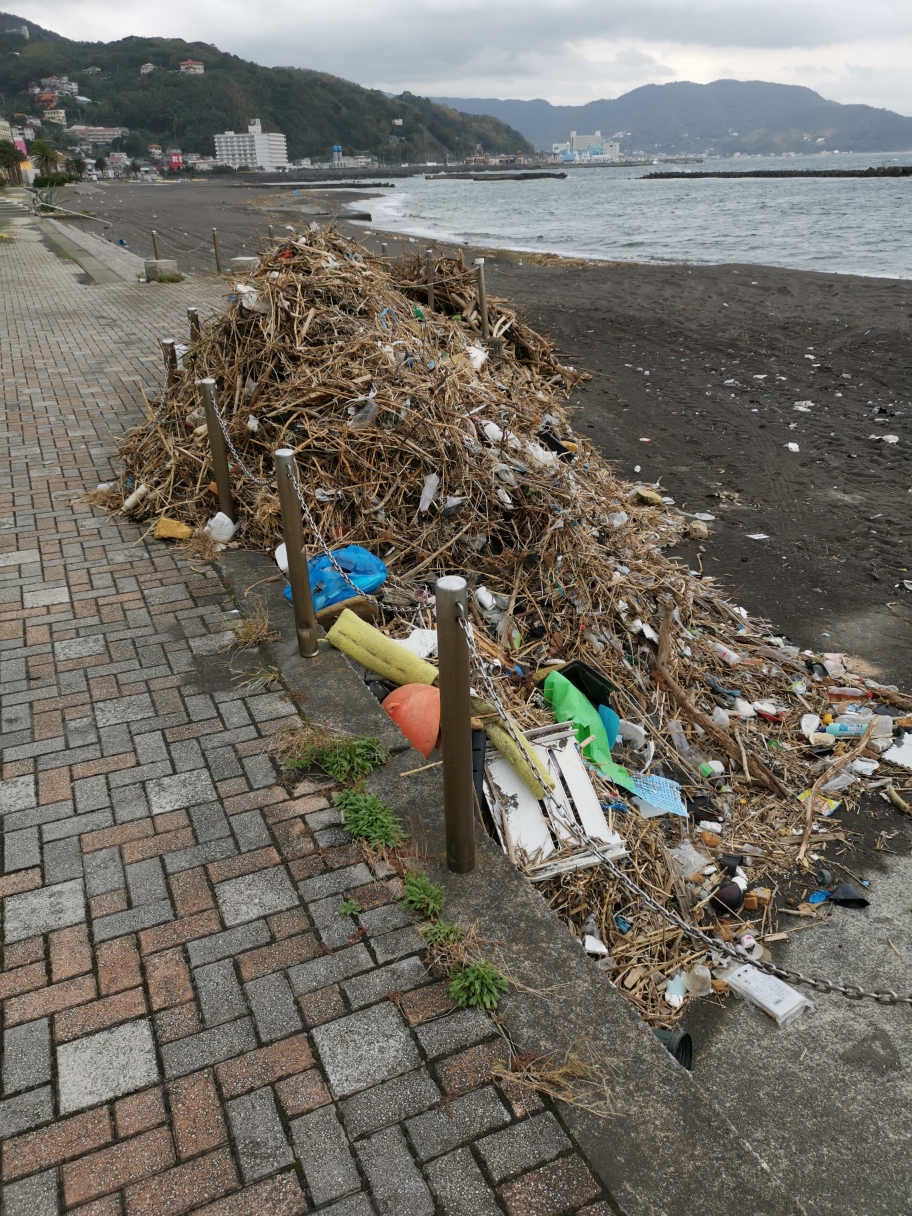 Leider habe ich solche Müllberge sowohl am Strand von Atami als auch an dem von Ito gesehen. 