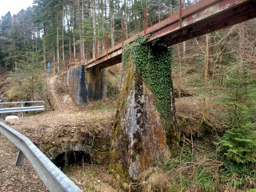 Rote Brücke als Überbleibsel der Gipsbahn, heute Teil des Wanderwegs.