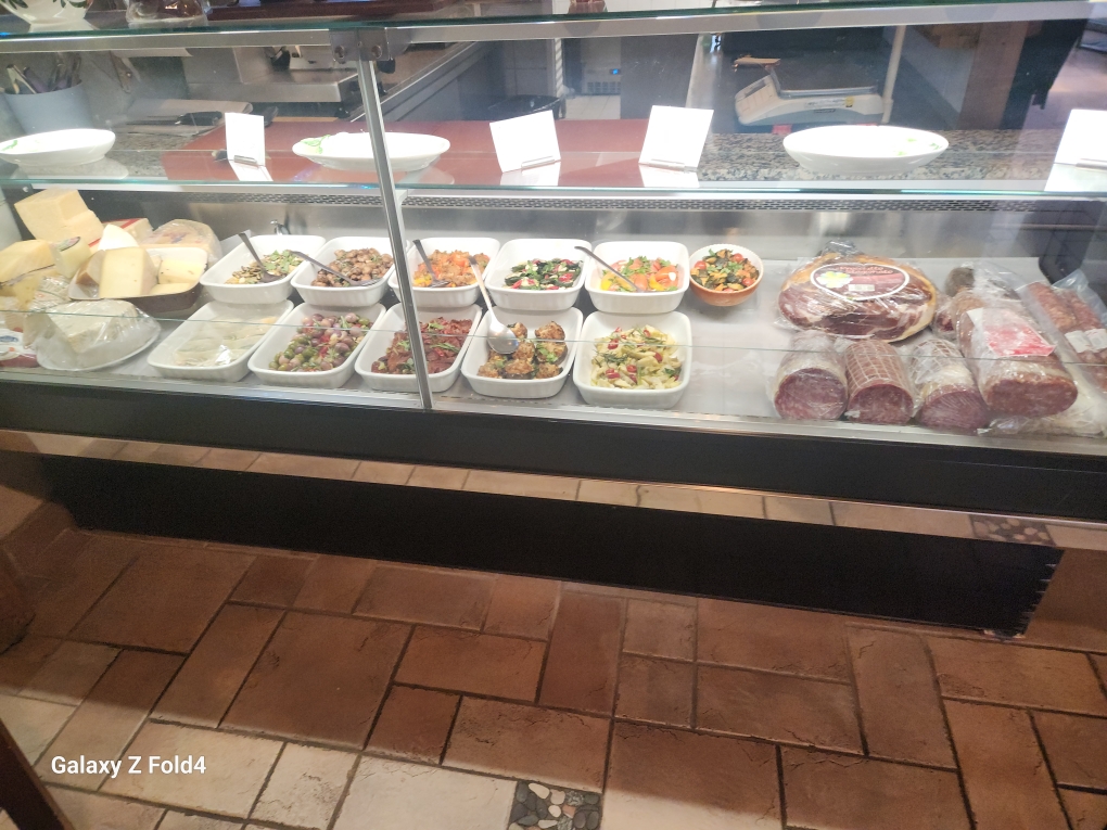 Unsere Antipasti.Käse und Wurstsorten mit originalen Parmaschinken alles auch zum mitnehmen 