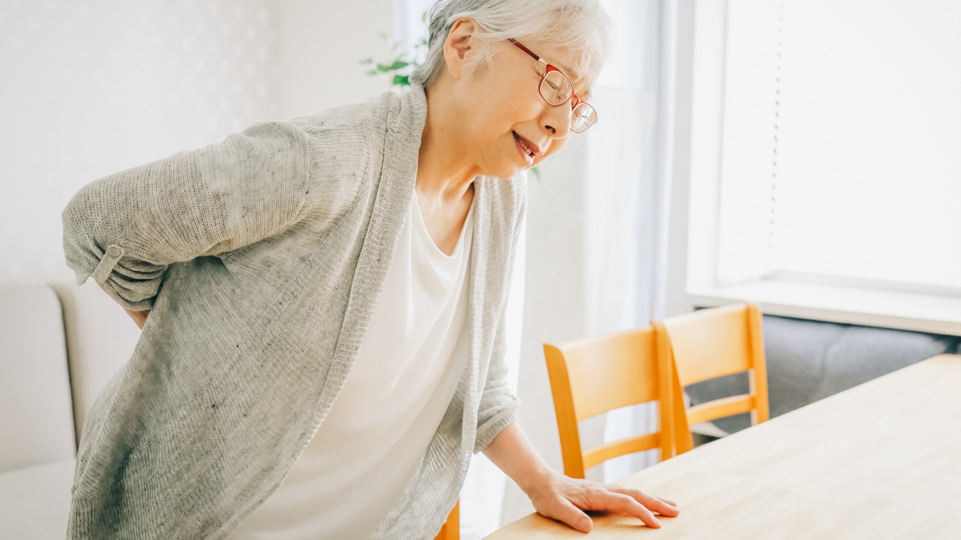 驚き！膝を揃えて寝ることで腰痛が良くなる