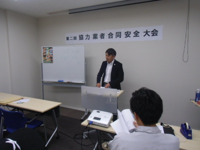 三機商工株式会社の里園様を講師としてお招きし、元請け業者あるいはお客様からの観点で【職人の品格】という題でご講和を頂きました。完璧な施工は当然、これからはプラスアルファが求められていると言う中で、数ある事例をご紹介頂き何が求められているのかを説いて頂きました。