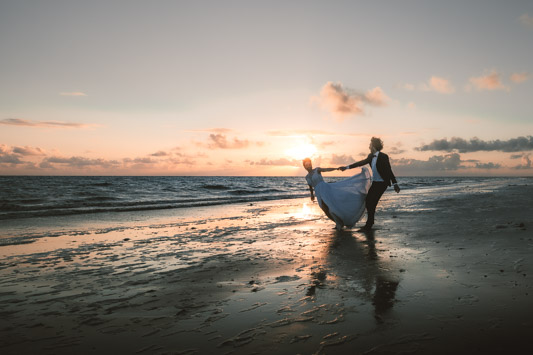 Destination Wedding Team Schnurrbart Hochzeitsfotograf Köln in Holland Paarshooting am Strand authentisch und zeitlos bei Sonnenuntergang 