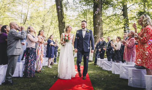 Team Schnurrbart Hochzeitsfotograf Münster freie Trauung im Grünen Auszug Brautpaar