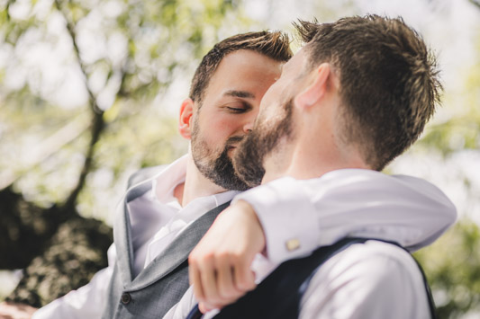 LGBTQ Hochzeitsfotografie in Köln und NRW - Romantisches Paarshooting von Schwulem Paar am Rhein in Deutz