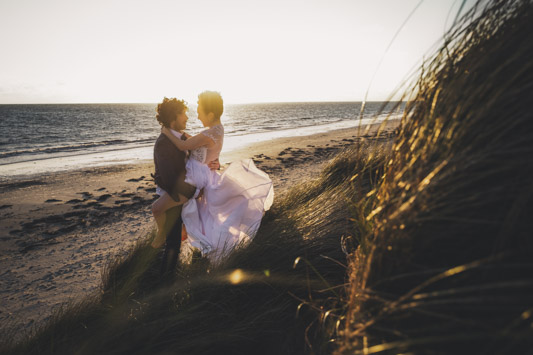 Destination Hochzeitsreportage Team Schnurrbart Hochzeitsfotograf Paarshooting am Strand authentisch und zeitlos bei Sonnenuntergang 