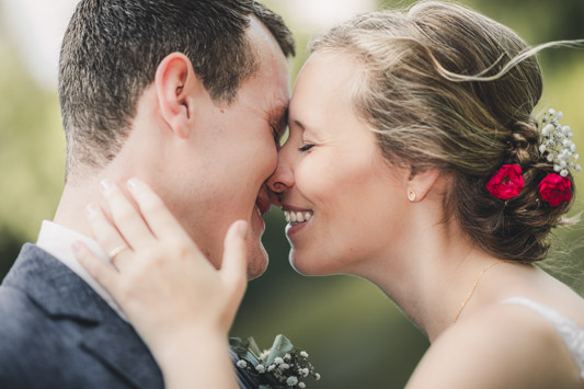 Nahaufnahme beim Paarshooting Emotionale Hochzeitsfotografie aus Köln – echte Nähe, echte Liebe.