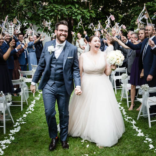 Hochzeitspaar Auszug unter Jubel Hochzeitslocation Schloss Burg Namedy - Hochzeitsfotograf für Schloßhochzeit