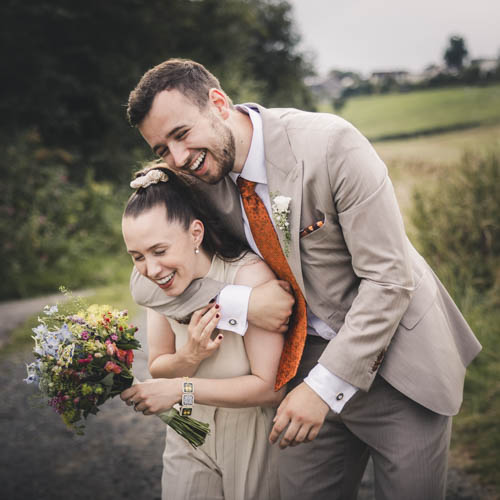 authentische Hochzeitsbilder Umarmung Brautpaar Team Schnurrbart Hochzeitsfotograf Köln