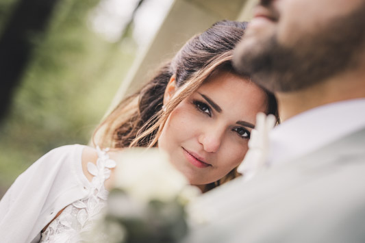 Nahaufnahme beim First Look oder Hochzeitspaarshooting. Dieser intime Moment voller Vorfreude und Emotionen erzählt mehr als tausend Worte. Als Hochzeitsfotografen in Köln und NRW fangen wir für Euch genau diese kostbaren Sekunden ein