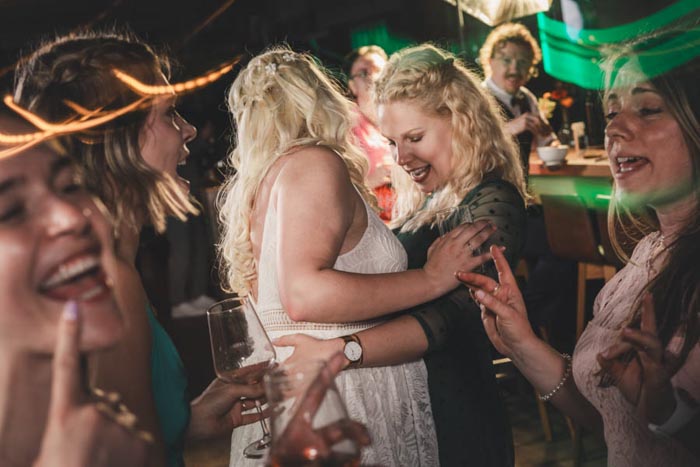 Braut tanzt mit Trauzeugin - Hochzeitfotograf für lebendige Partyshots in Mönchengladbach
