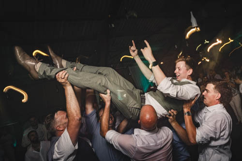 Team Schnurrbart Hochzeitsfotograf Düsseldorf Partyfotograf ausgefallene Partyfotos Blitzlicht Fotografie