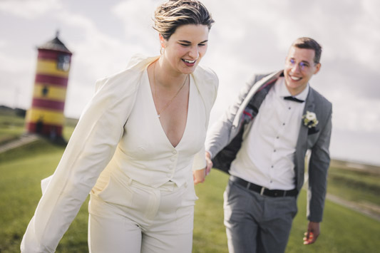 Destination Wedding am Leuchturm - Team Schnurrbart Hochzeitsfotografie Köln - Authentisch Paarshooting mit Spaß