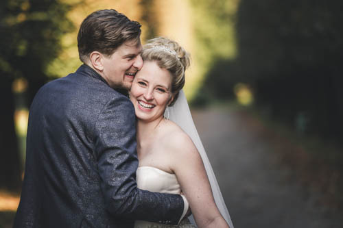 Team Schnurrbart Hochzeitsfotograf Siegburg lachendes Brautpaar ungestelltes Paarshooting