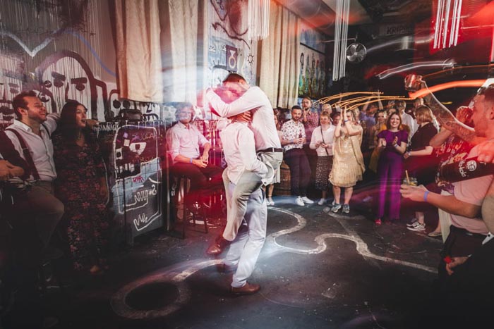 Hochzeitslocation Köln Kunstbar - Hochzeitstanz mit Hochzeitskuss - Hochzeitsfotograf für LGBT