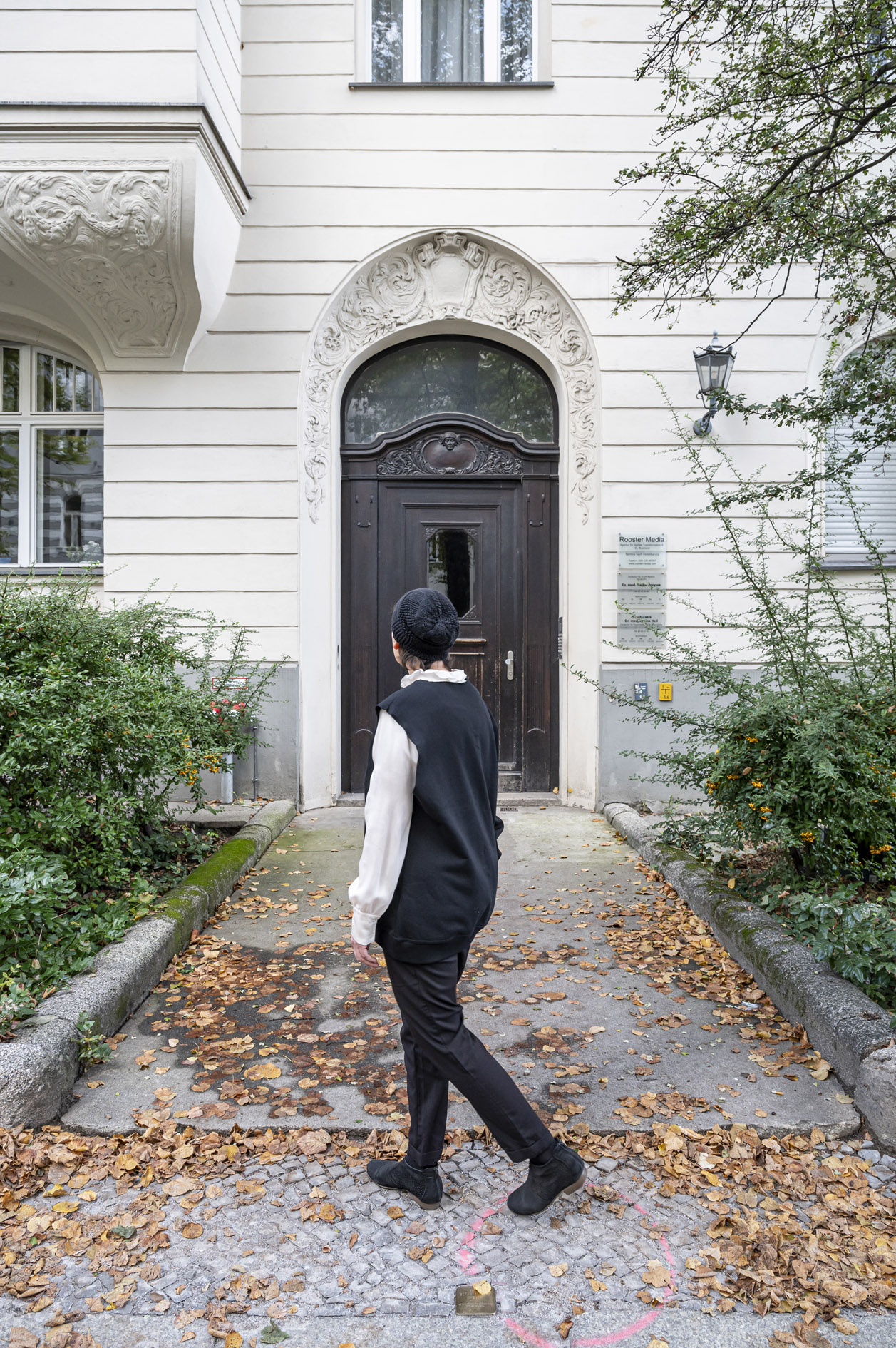 Birgit Szepanski rückwärts gewandt an der Haustür des Wohnhauses von Sophie Wolff vorbei laufend. Foto: Frank Peters