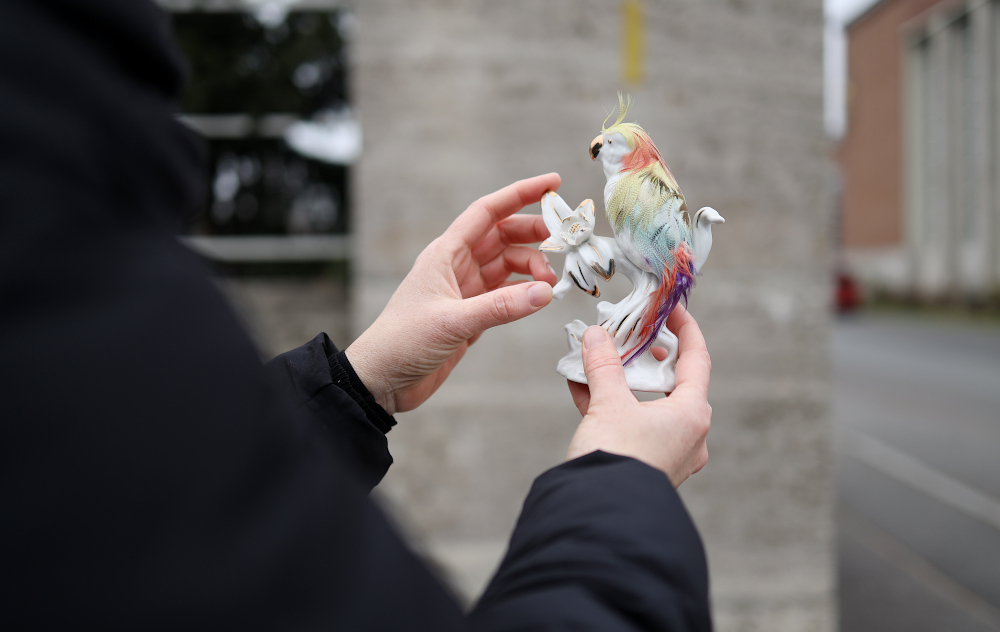 Porzellanvogel mit Federn, Foto: Moritz Vietze, 2020