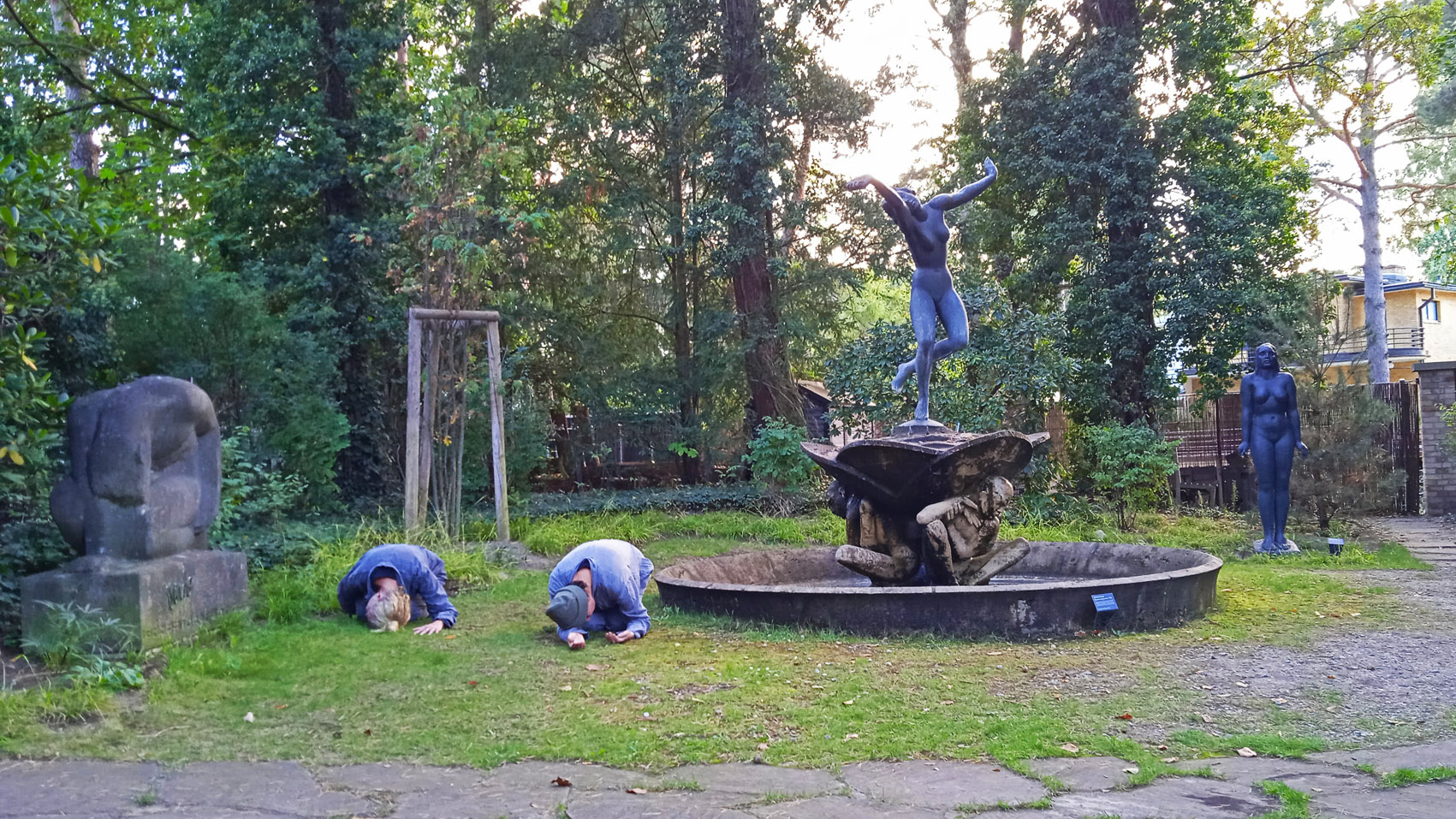 ∆  Museumsgarten Georg Kolbe Museum, performative Lecture zur Skulptur von Louise Stomps (rechts im Bild),  Foto: Marula di Como