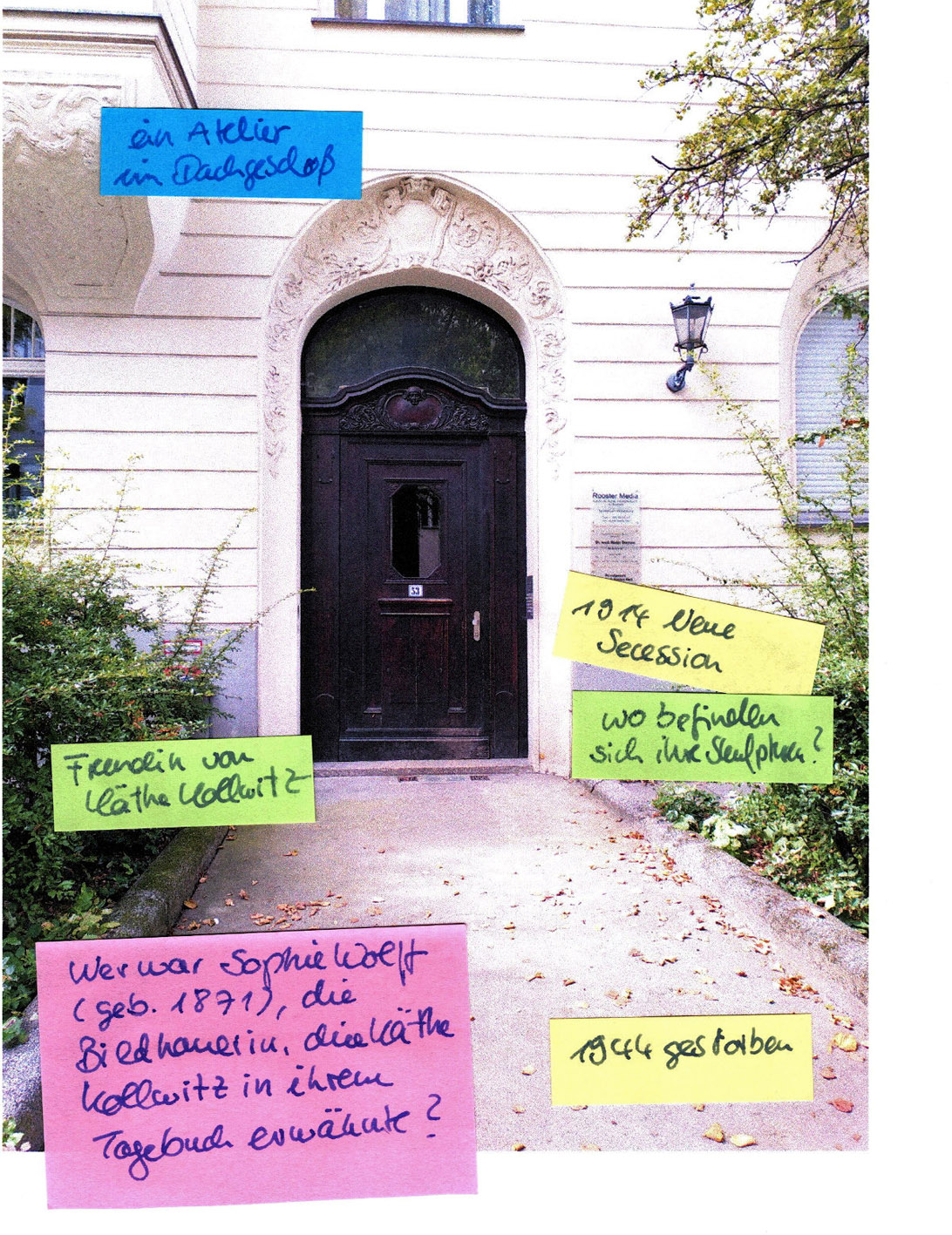 ∆  Post-Its auf einem Foto der Tür des Wohnhauses, in dem Sophie Wolff lebte,  2023, Birgit Szepanski