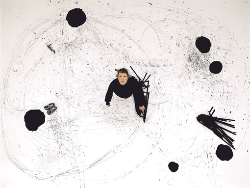 Stella Geppert: „INSIDE.T – ­LEARNING FROM THE BODY – Movements of Matter", 2022, 4K Video und Zeichnung (450 cm x 600 cm), 26 min / Still: Paul Rohlfs, mit Stella Geppert