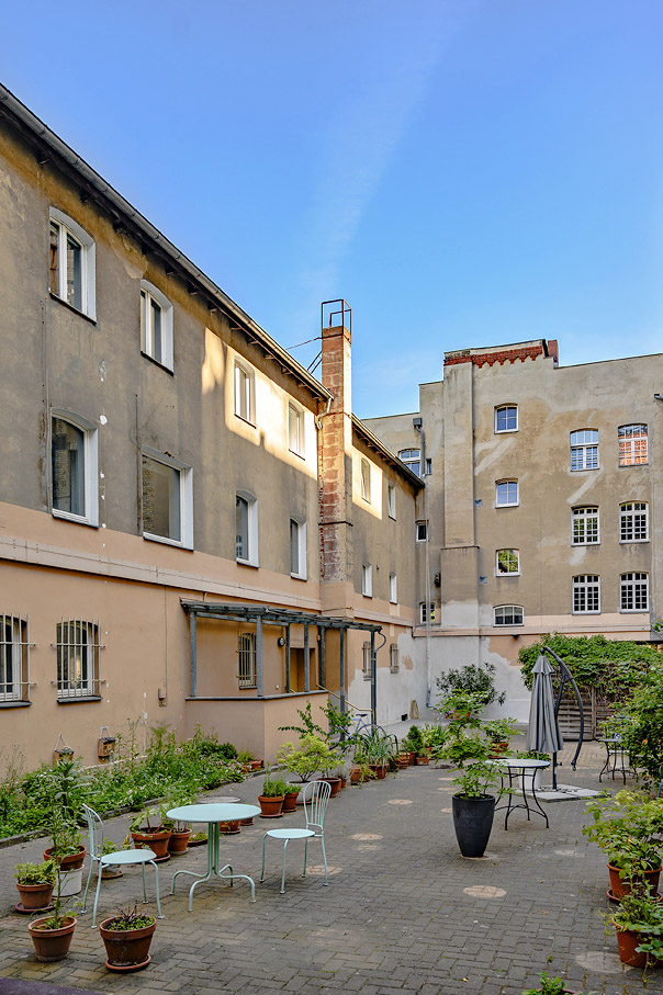 Hinterhof des Künstlerhofs mit Gebäuden der ehemaligen Brauerei (Foto 2021: Piotr Białogłowicz)