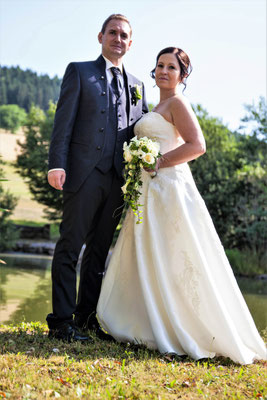 Hochzeitsfoto mit Brautstrauß im Mühlviertel