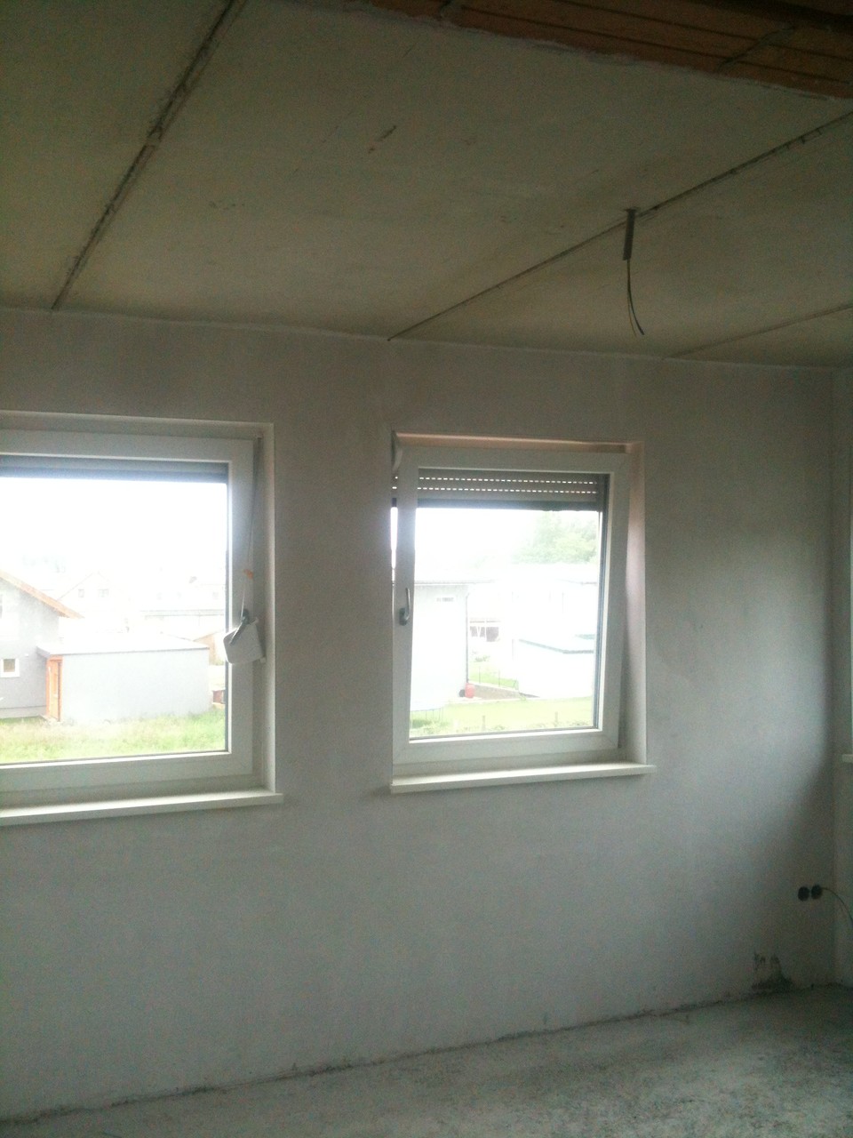 Decke uas Betonelementen vollflöchig spachteln, Wände vollflächig spachteln, malen in zweifärbiger Ausführung