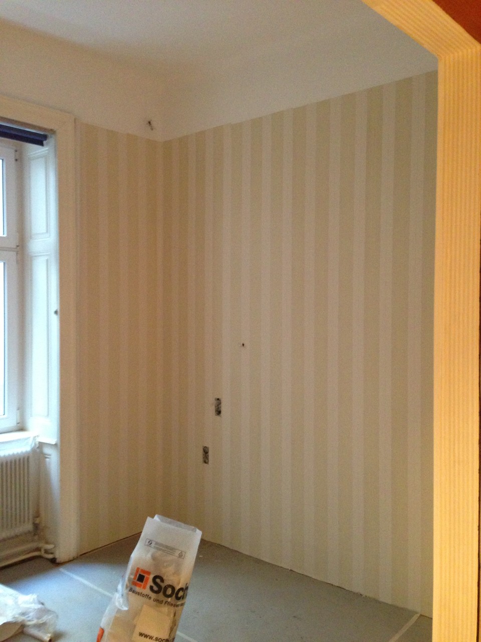 Alte Tapeten entfernen, Wände und Decke spachteln, malen und tapezieren, Parkett schleifen, kitten und versiegeln