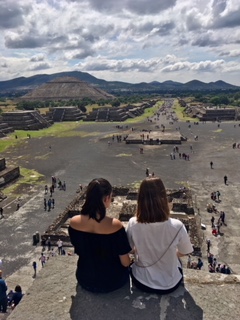 2018 - Mexico - Margaux Houllemare devant temples