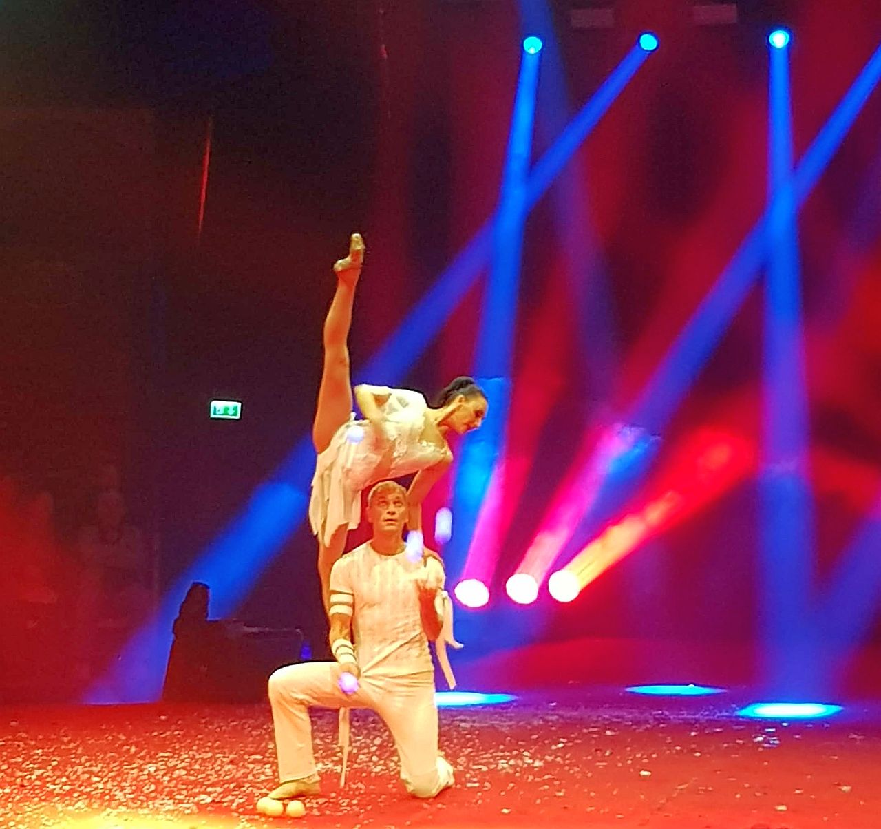 Party der Träume in Manege: Kölner Weihnachtscircus verzaubert adventliche Domstadt