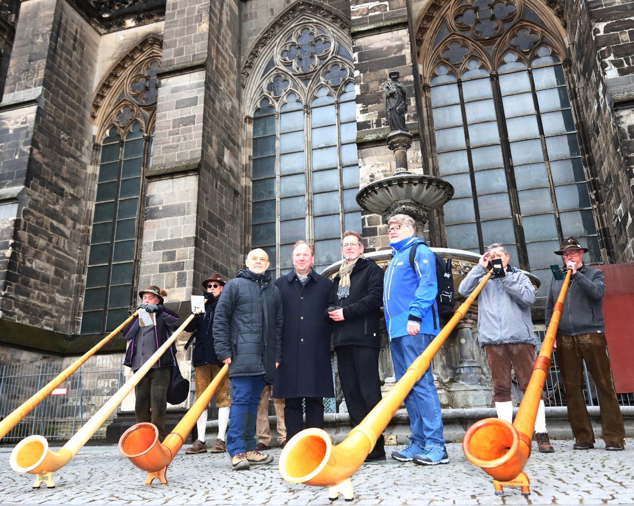 Der Kölner Alpenverein feiert 150. Jubiläum mit Andacht und Alphornklängen in Kathedrale
