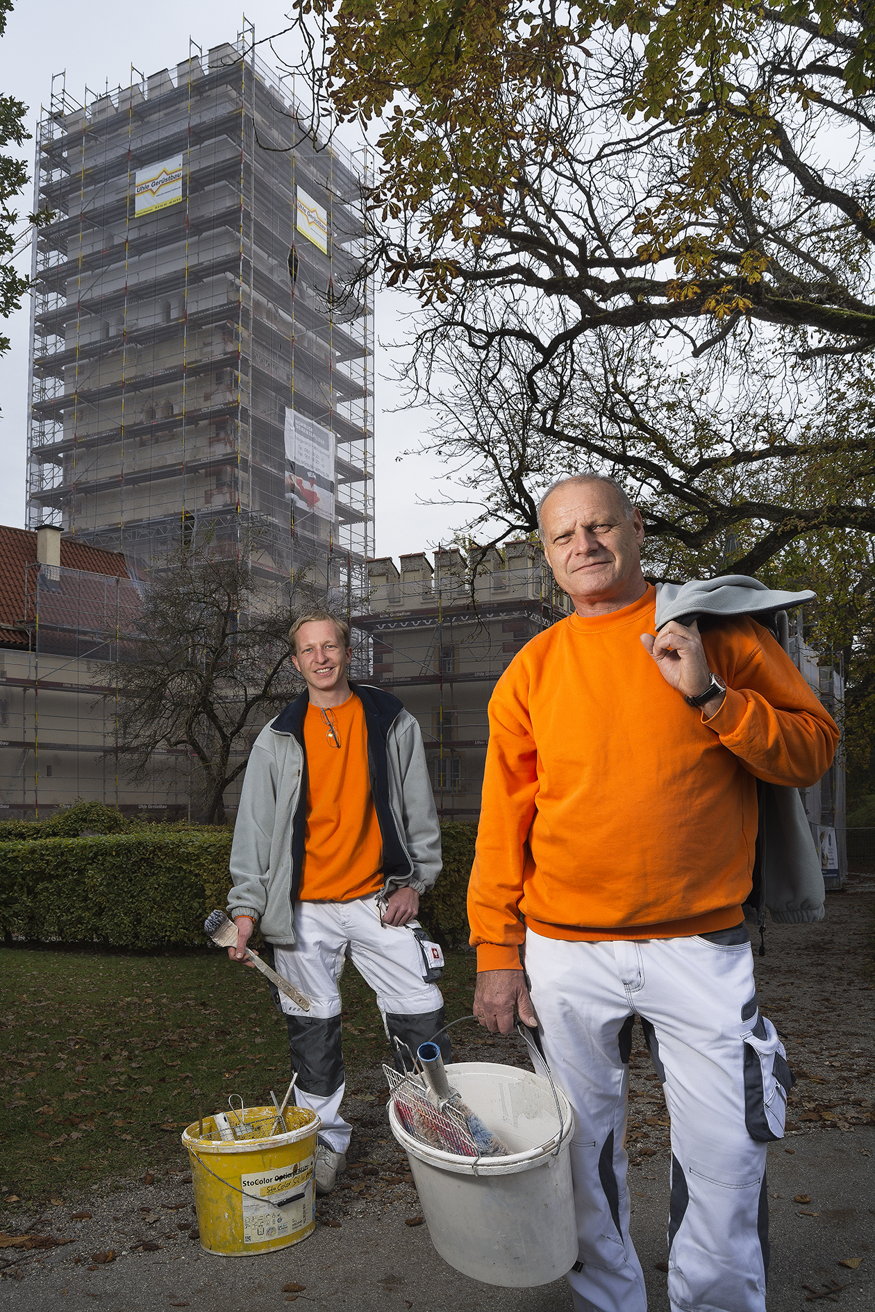 "Benjamin und Manfred May, Renovierung des Bayertors im Jahr 2016" - Peter Wilson, 2016