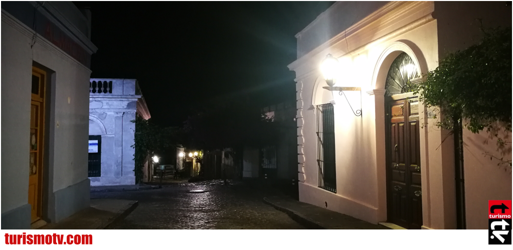 La noche en Colonia de Sacramento, Uruguay