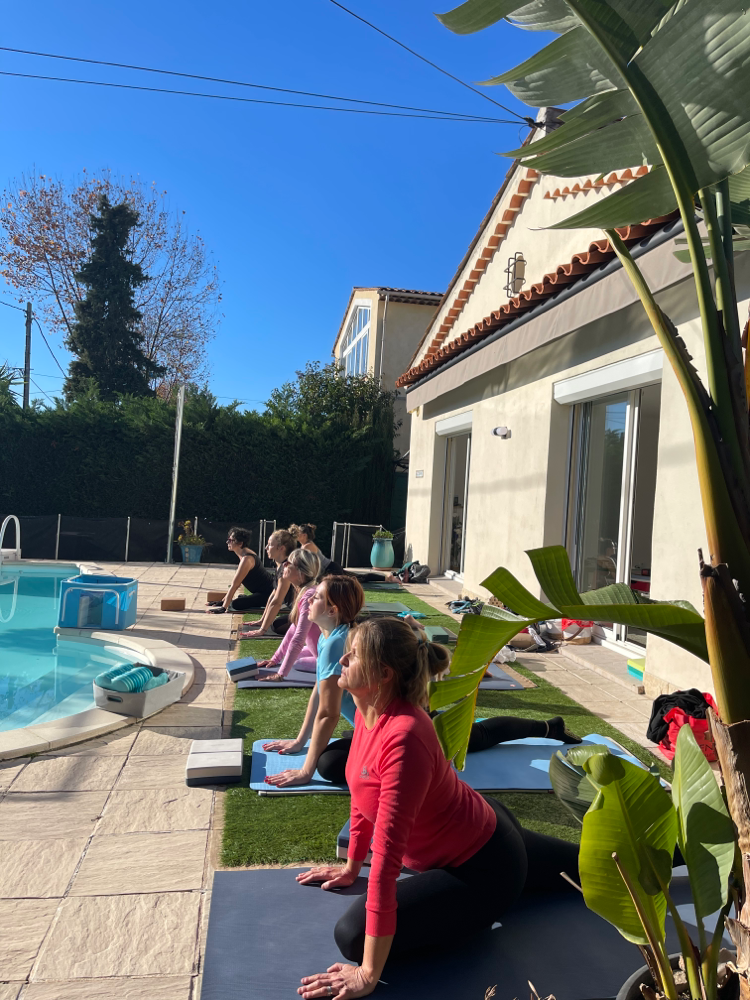 YOGA sur la terrasse autour de la piscine 😎 toute l’année ! 