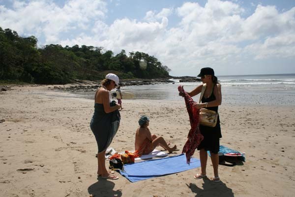 Por fin!!!! la ansiada playa, aunque las olas han sido pequeñitas Lorenzo no ha faltado a la cita