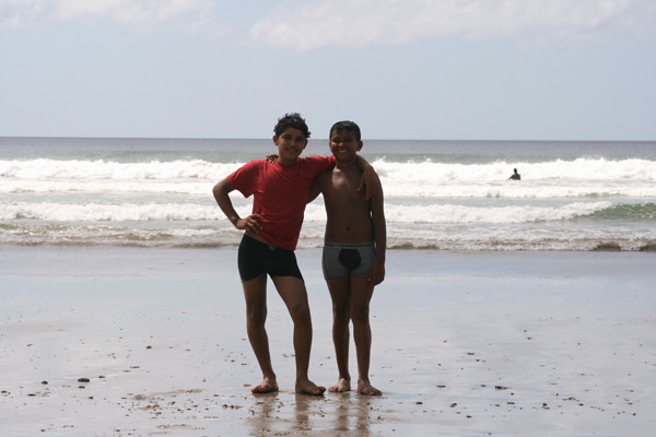 El equipo, tomandose un ratito de relax en la playa.