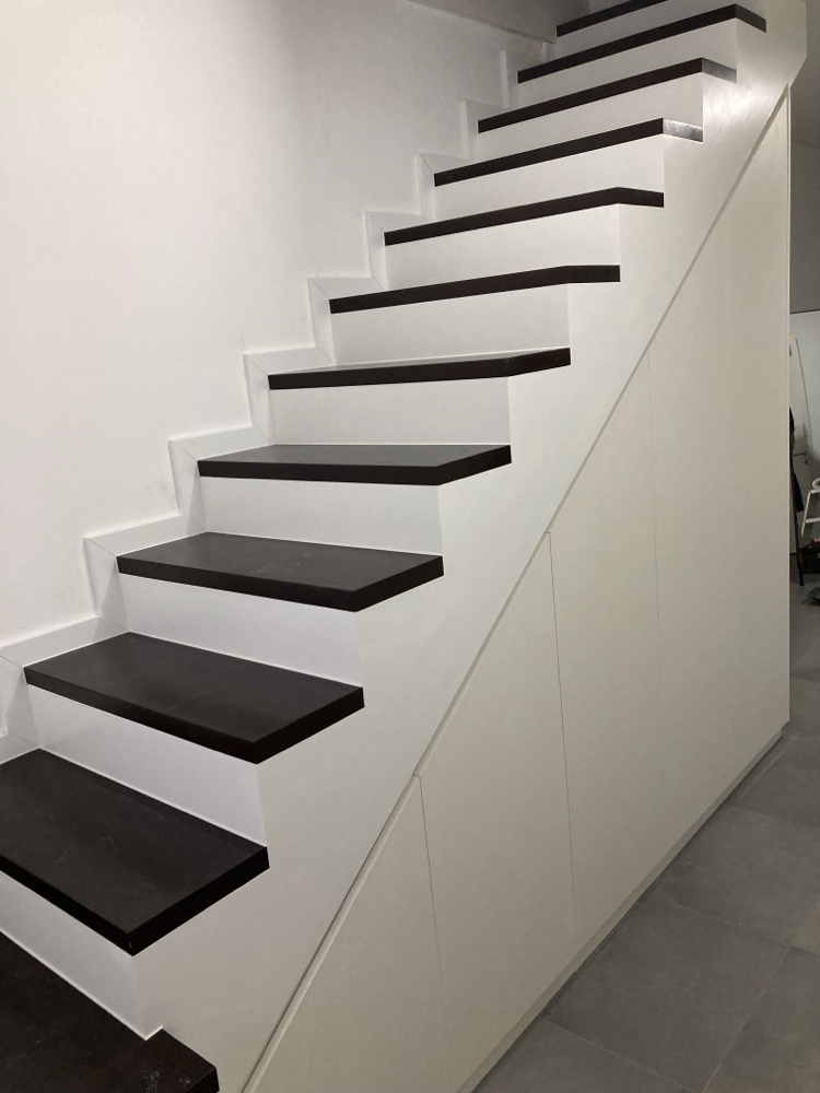 Einbauschrank und Treppe vom Schreiner