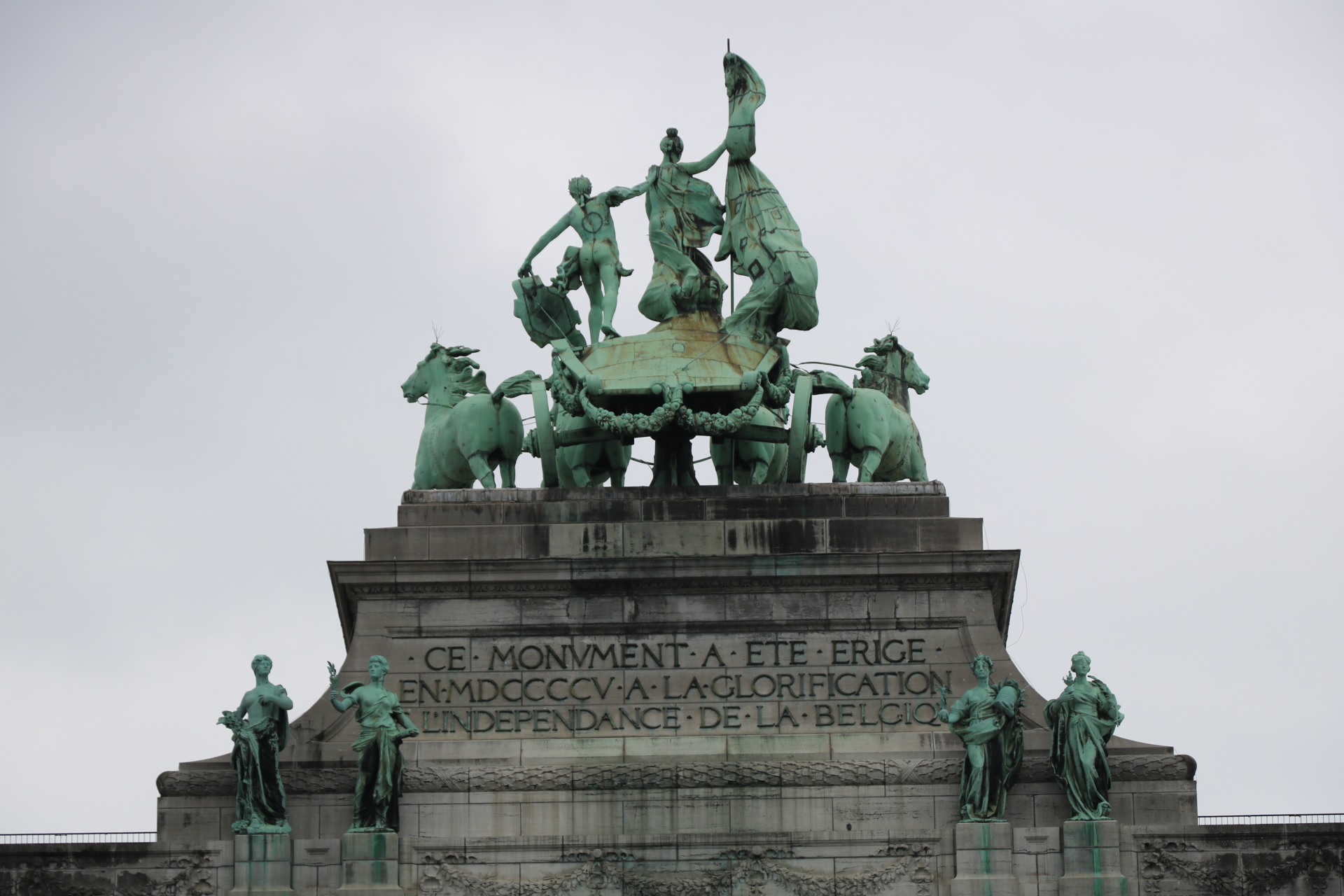 Arcades du Cinquantenaire<br/><a href="https://fr.wikipedia.org/wiki/Arcades_du_Cinquantenaire" target="_blank"><em style="color: #666;">plus d'infos</em></a>