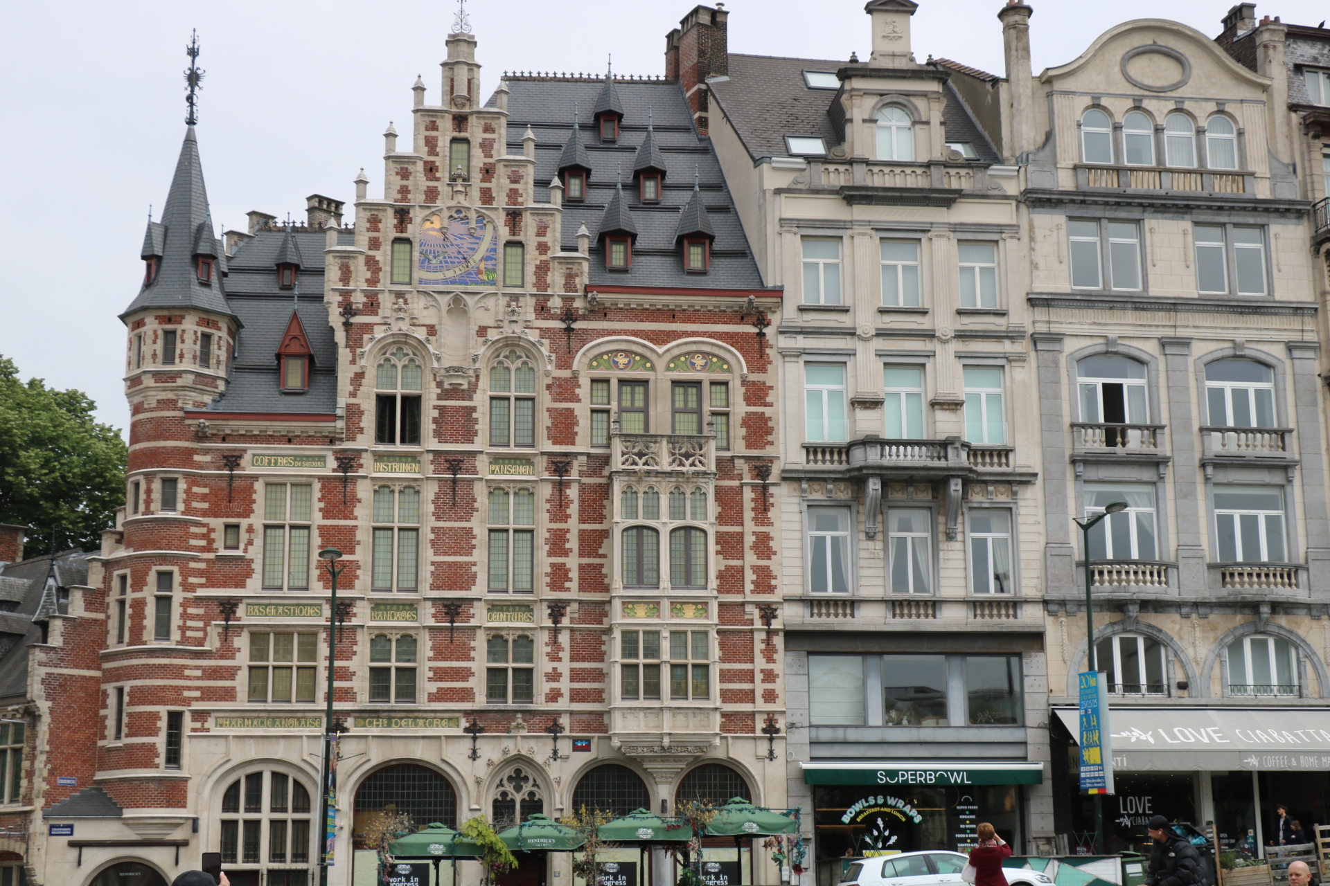 Ancienne Pharmacie anglaise Ch. Delacre<br/><a href="https://monument.heritage.brussels/fr/buildings/30083" target="_blank"><em style="color: #666;">plus d'infos</em></a>