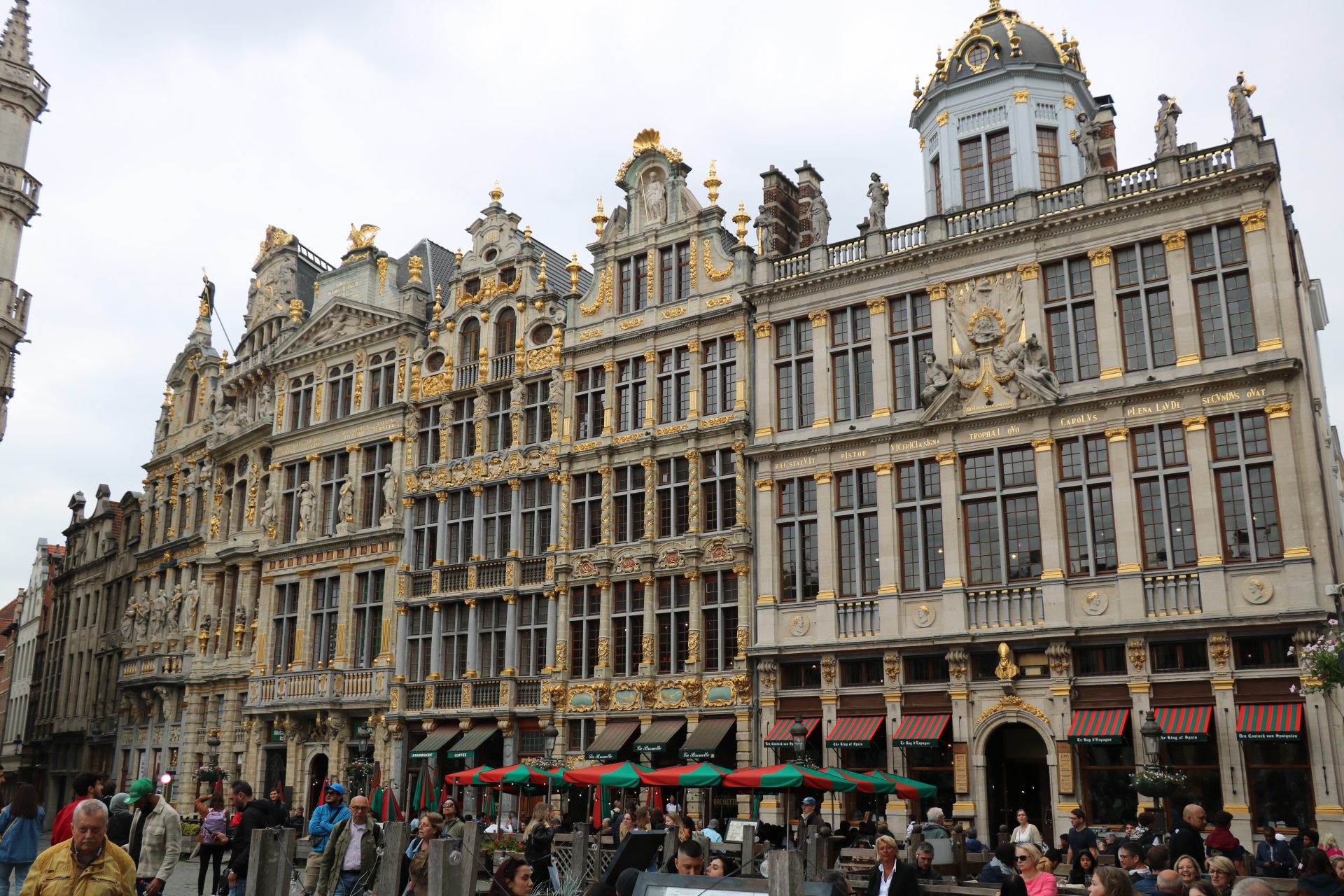 Entre la rue de la Tête d'or et la rue au Beurre<br/>(à l'ouest)<br/><a href="https://fr.wikipedia.org/wiki/Grand-Place_de_Bruxelles" target="_blank"><em style="color: #666;">plus d'infos</em></a>