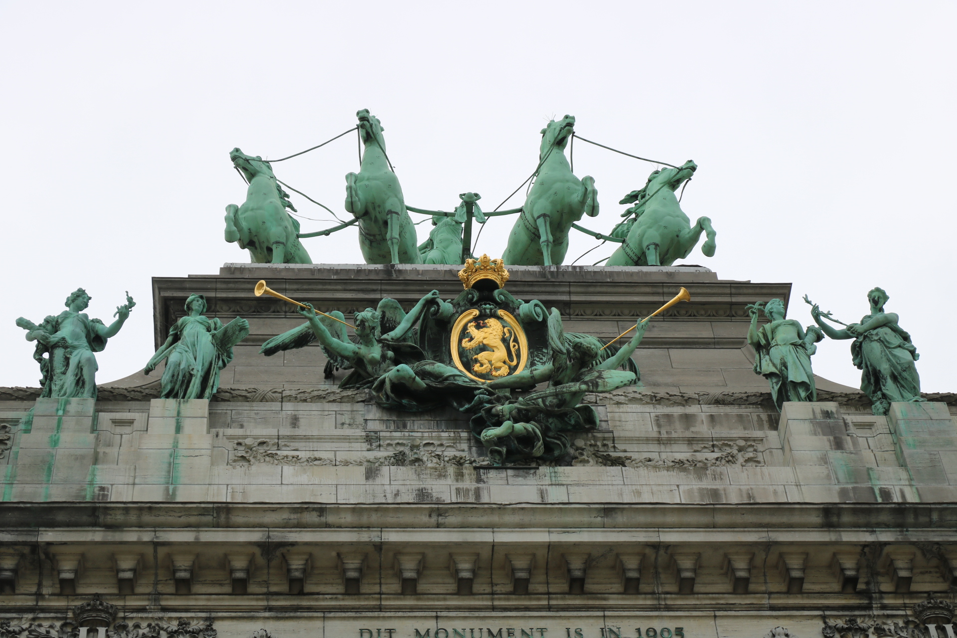 Détail des arcades du Cinquantenaire<br/><a href="https://fr.wikipedia.org/wiki/Arcades_du_Cinquantenaire" target="_blank"><em style="color: #666;">plus d'infos</em></a>