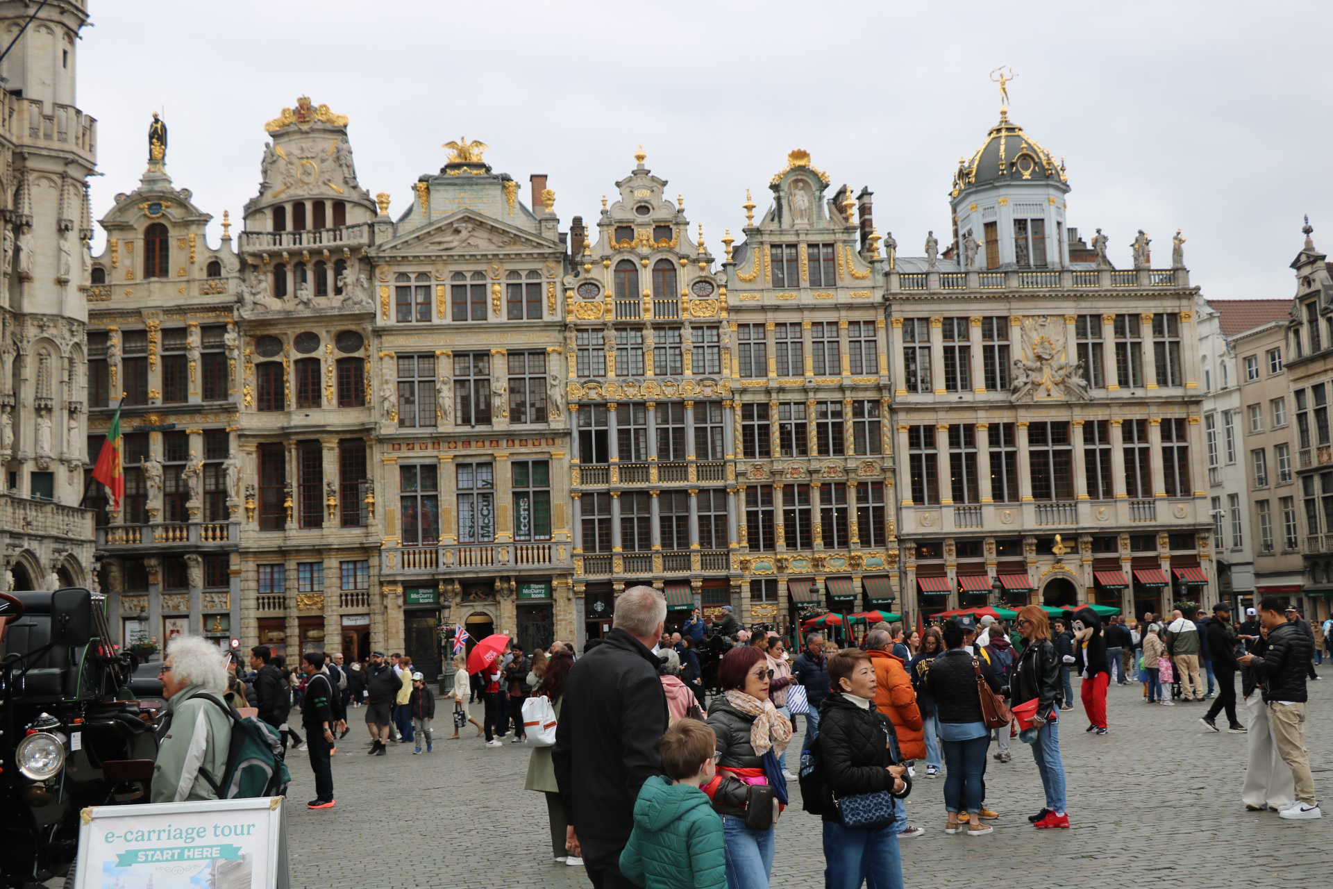 La Grand-Place<br/><a href="https://fr.wikipedia.org/wiki/Grand-Place_de_Bruxelles" target="_blank"><em style="color: #666;">plus d'infos</em></a>