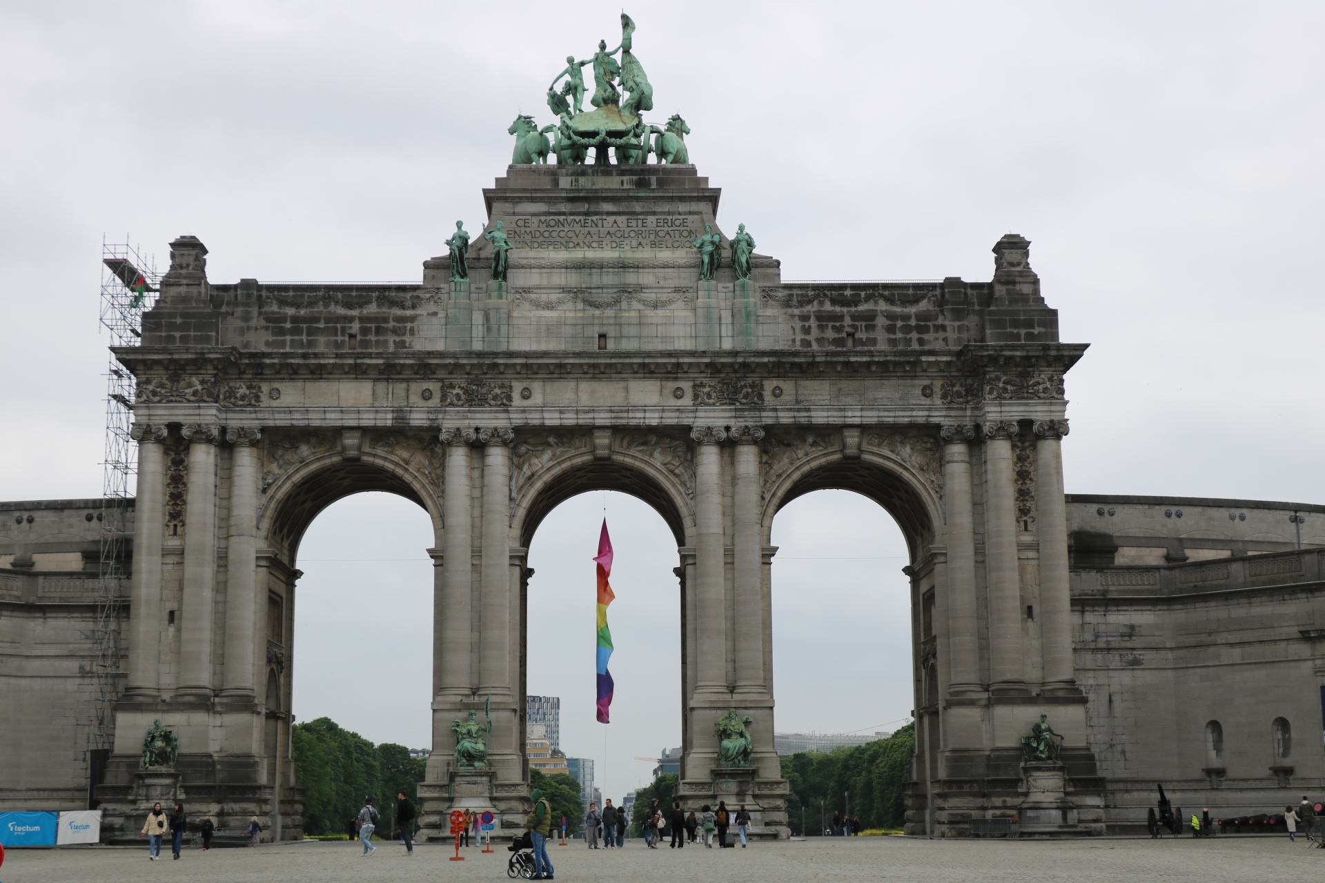 Arcades du Cinquantenaire<br/><a href="https://fr.wikipedia.org/wiki/Arcades_du_Cinquantenaire" target="_blank"><em style="color: #666;">plus d'infos</em></a>