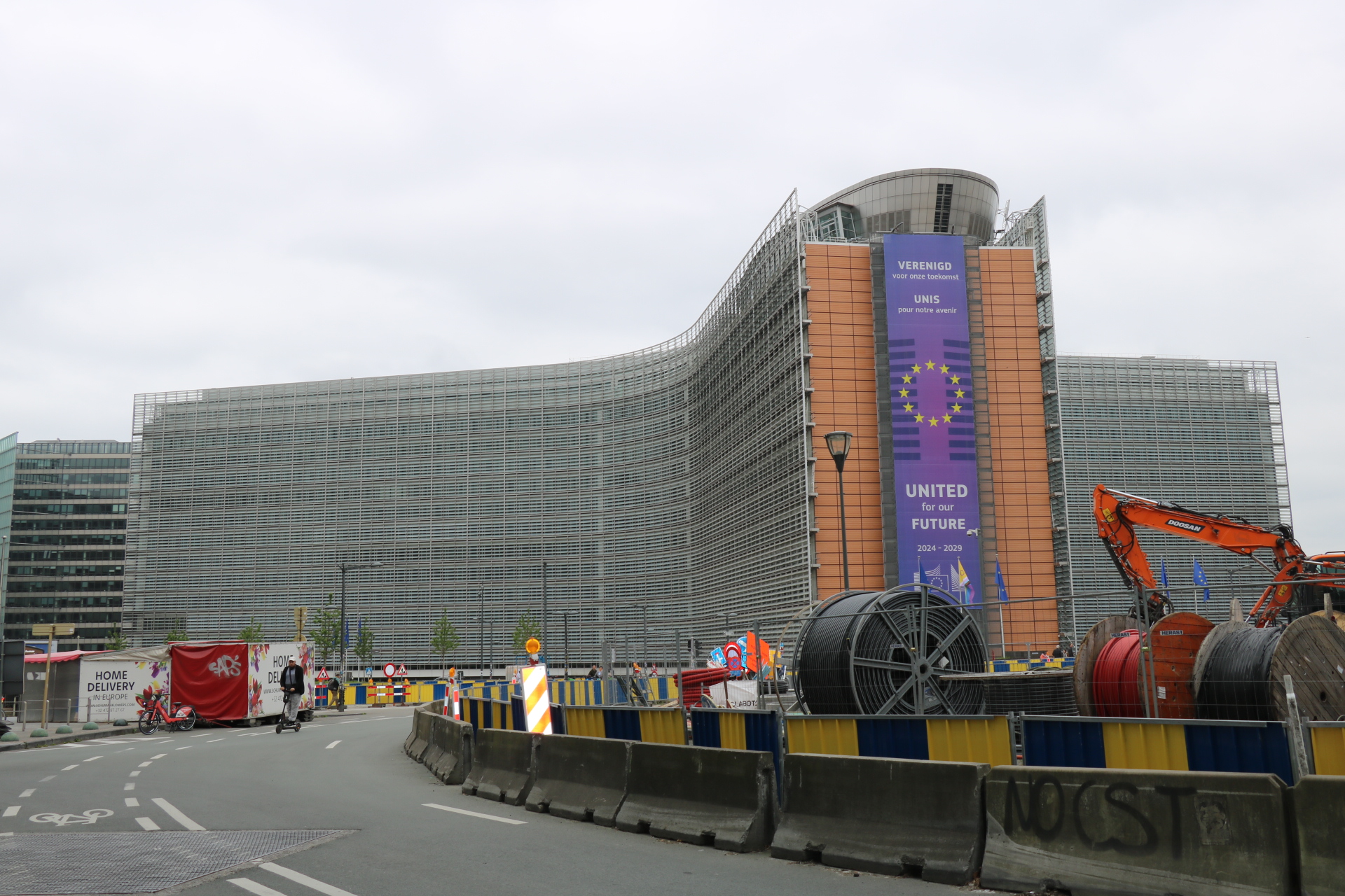 Bâtiment Berlaymont - La commission européenne<br/><a href="https://fr.wikipedia.org/wiki/Bâtiment_Berlaymont" target="_blank"><em style="color: #666;">plus d'infos</em></a>