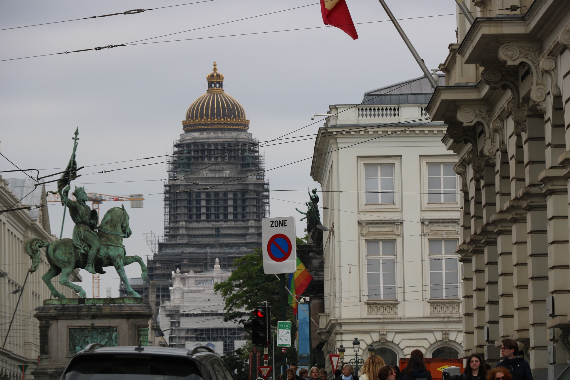 Palais de justice vu depuis la place Royale<br/><a href="https://fr.wikipedia.org/wiki/Palais_de_justice_de_Bruxelles" target="_blank"><em style="color: #666;">plus d'infos</em></a>