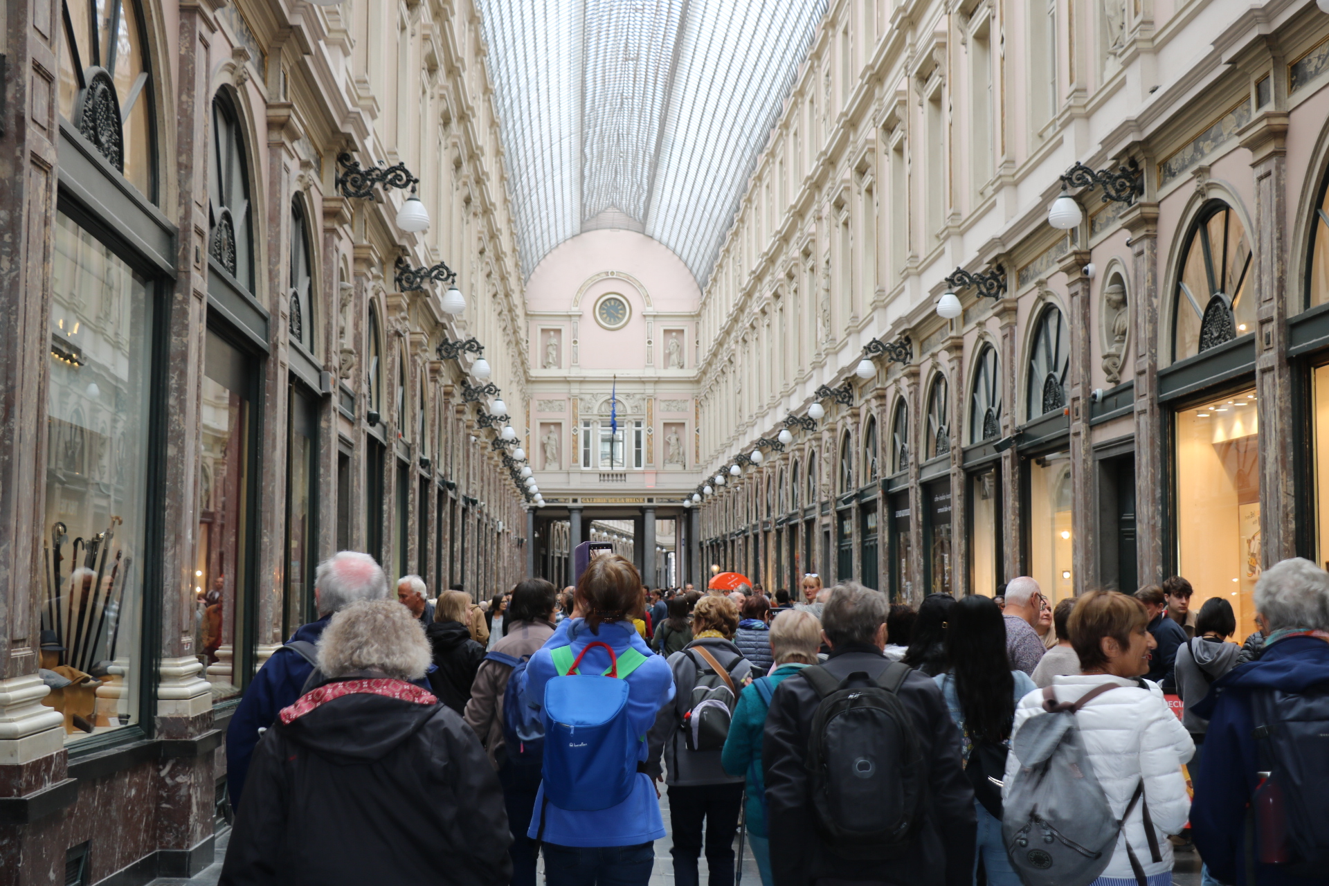La galerie de la Reine…<br/><a href="https://fr.wikipedia.org/wiki/Galerie_de_la_Reine" target="_blank"><em style="color: #666;">plus d'infos</em></a>