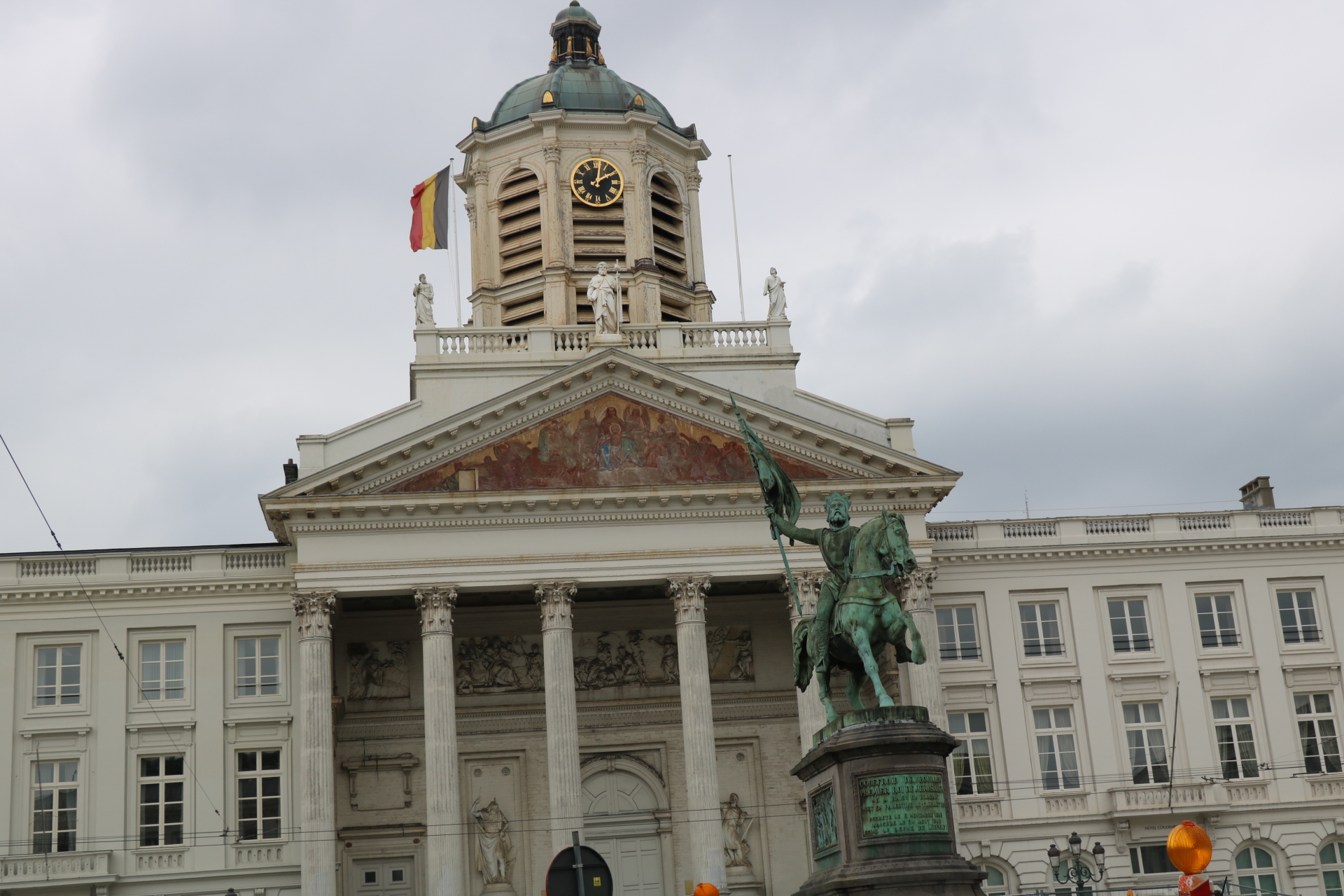Place Royale - Statue de Godefroid de Bouillon<br/><a href="https://fr.wikipedia.org/wiki/Statue_de_Godefroid_de_Bouillon" target="_blank"><em style="color: #666;">plus d'infos</em></a>