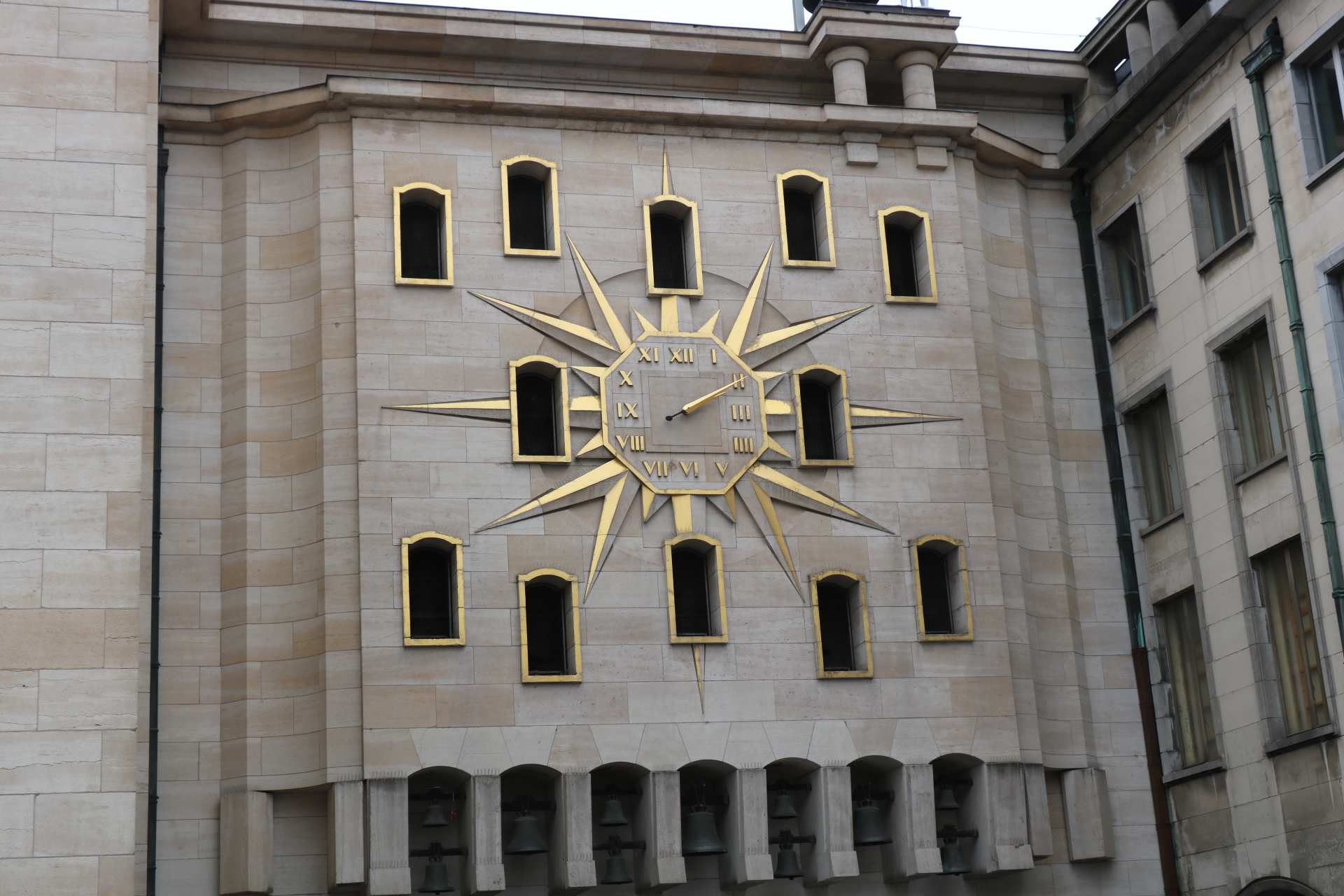 Carillon du Mont des Arts<br/><a href="https://fr.wikipedia.org/wiki/Carillon_du_Mont_des_Arts" target="_blank"><em style="color: #666;">plus d'infos</em></a>