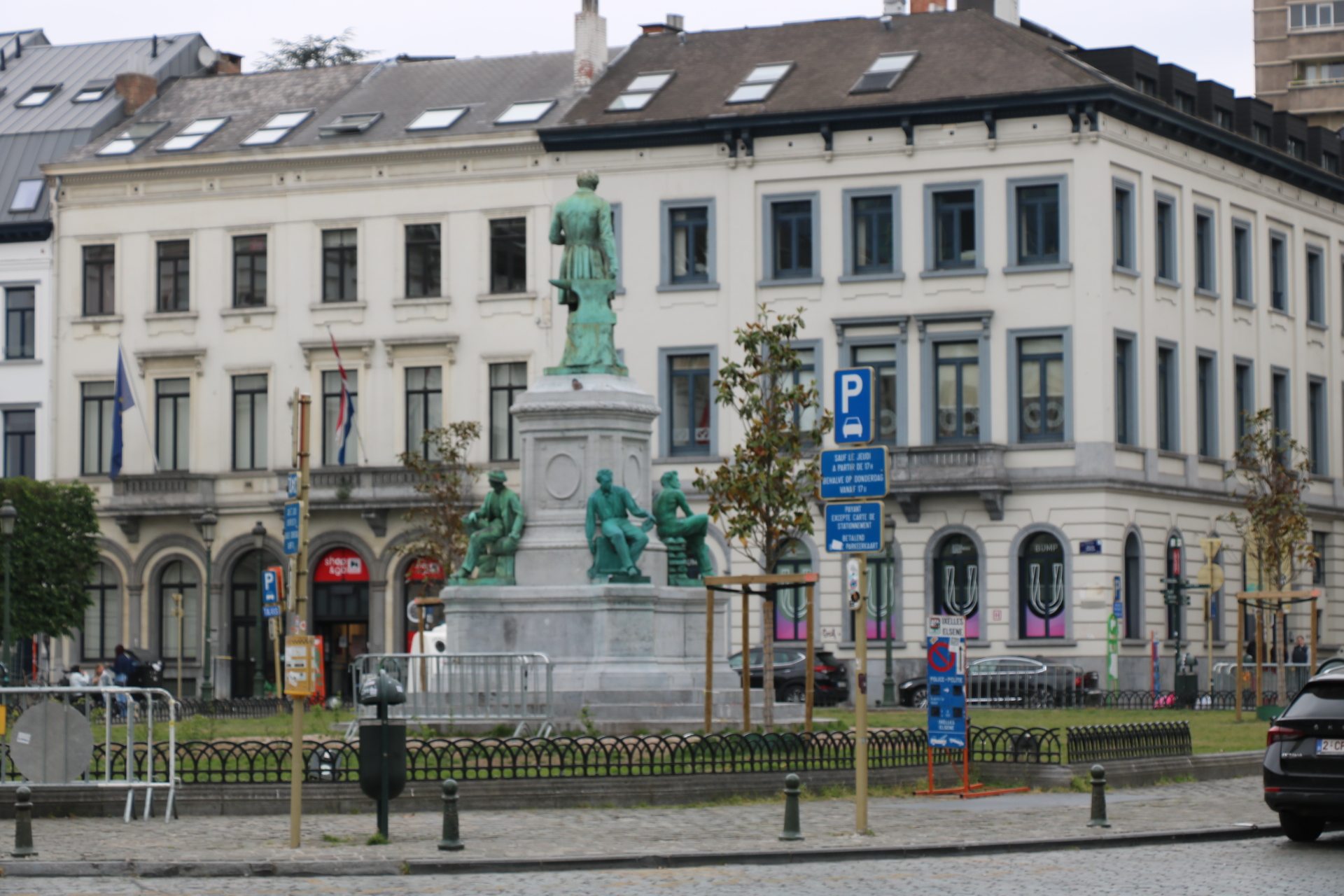 Monument à John Cockerill - place du Luxembourg<br/><a href="https://fr.wikipedia.org/wiki/Monument_à_John_Cockerill_(Bruxelles)" target="_blank"><em style="color: #666;">plus d'infos</em></a>